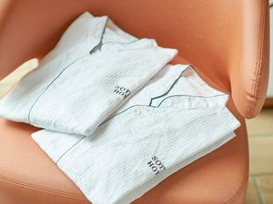 ワッフル生地の上下セパレートタイプのパジャマを、各階エレベーターホールにご用意しております。