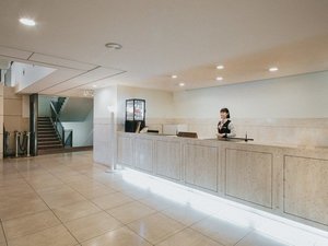 �������Ɗi���̃t�����g�J�E���^�[�y�у��r�[�G���A