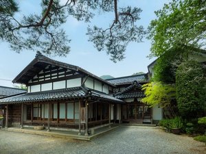 *【外観】当館は国の登録有形文化財に登録されております。