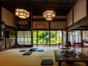 江戸時代から280年もの時を刻み続ける、囲炉裏を構えたロビーは、まさに【非日常】です。