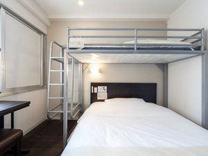 「スーパールーム」ホテルでは珍しい二段ベッドのお部屋です