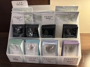 アメニティーバー(メイク落とし、洗顔、化粧水、乳液、入浴剤)フロント横に置いてます。