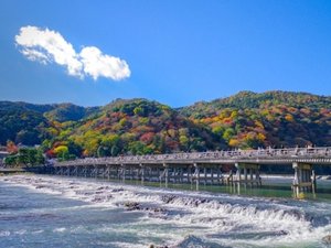 「嵐山(渡月橋)」ホテルより約30分阪急「烏丸」⇒「桂」下車。阪急嵐山線に乗り換え「嵐山」下車。