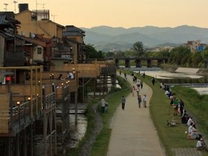 「鴨川」(祇園四条/河原町)ホテルより徒歩20分 or バスで10分