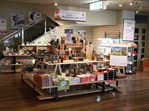 当ホテル1階ロビーにお土産売店ございます。