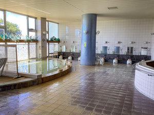 ・【大浴場】旅の疲れを癒す、広々とした大浴場。手足を伸ばし、心ゆくまでリラックス
