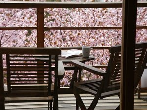 【2Fゲストサロン】デッキに出れば、春の支笏湖の風を全身に感じることができます。