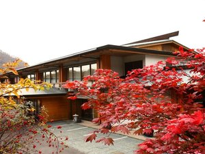 紅葉の時季は一層の静けさに包まれます。