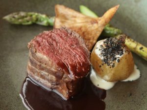 【ご夕食/和牛特別会席膳】香りを閉じ込める“瞬間スモーク”和牛会席膳をお愉しみくださいませ。