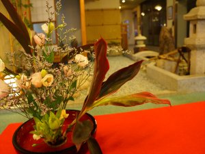 茶室前、館内を飾る花々、心やすらぐ和のひとときを・・・