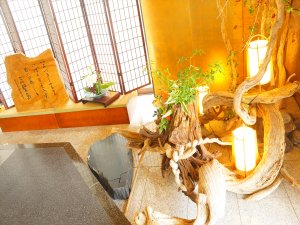 花や書画が館内を飾ります。