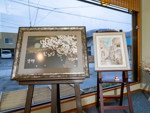 当館ロビー/館内を花々や絵画が彩ります