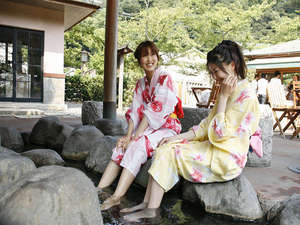 元湯前の足湯でほっこり!城崎には足湯が6ヵ所あります。