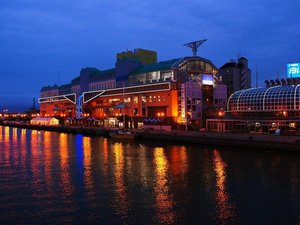 【当館から徒歩10分】釧路港に面した、ショッピングやグルメ「釧路フィッシャーマンズワーフMOO」