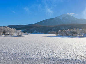 凍った湖面かた百名山「蓼科山」を望む