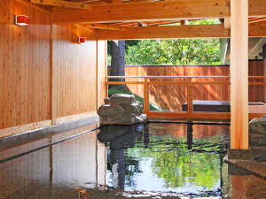 木曽ひのき・自然石を利用した2つ露天風呂。男女入れ替わり制。
