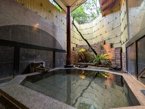 貸切風呂「はいからの湯」。お二人でも十分ゆったり入浴できる広さの温泉です。