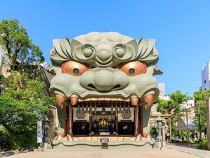 【当館から徒歩17分】巨大な獅子の頭の舞台がSNSで人気「難波八阪神社」