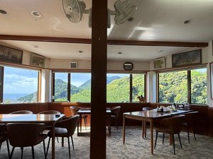 【食堂】海抜100mに位置する食堂。窓の外には山海の景色が広がります。