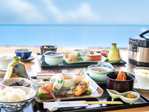 【朝食】太平洋を望む開放的なレストランで身体にやさしい和朝食をお愉しみいただけます。