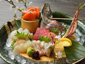 【お造り】“鳥の海沿い”の好立地だからこそ、豊富で新鮮な旬のお魚をご用意!