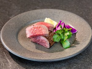 【夕食】阿蘇の大自然が育んだ、熊本の誇り「あか牛」のステーキ。至高の贅沢を味わうメインディッシュに。