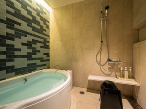 �ySuite room�z�㎿�A���j�e�B���ʂ�A�ɏ�̃o�X�^�C�������\