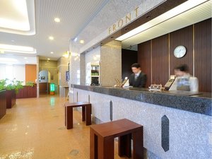 フロントスタッフが、丁寧且つ迅速にチェックイン手続きを承ります。ご質問は遠慮なくお尋ね下さい。