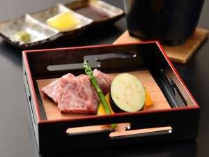 鉄板から立ち上る香ばしい香り、料理長こだわりの国産牛の旨味をお楽しみください