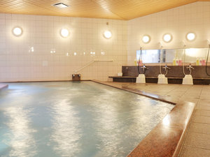 《大浴場》一日の疲れを癒すリラックスタイム♪広々とした大浴場で快適な夜をお過ごしください。