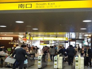 �@JR浜松町駅南口の改札を出ます。