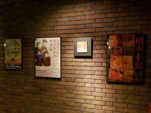 エントランスのレンガ造りの壁には、盛岡で開催中の芸術イベントのポスターが並びます。
