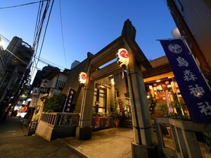 【当館から徒歩8分】カラフルな御朱印が人気。新橋のビジネス街にある由緒ある神社「烏森神社」