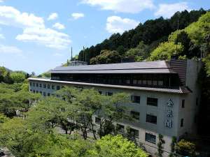 【施設外観】国定公園内のふも、と2万坪の広大な敷地にひっそり佇む名古屋の奥座敷とも呼ばれる猿投温泉。