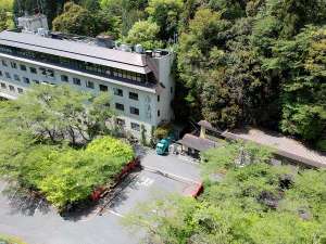 【施設外観】国定公園内のふも、と2万坪の広大な敷地にひっそり佇む名古屋の奥座敷とも呼ばれる猿投温泉。