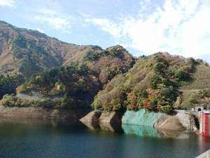 大石ダムの紅葉の始まり10月末頃から