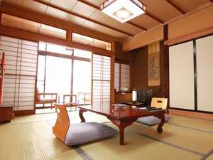 【客室】日本一の清流あらかわを望む松の間(BT)
