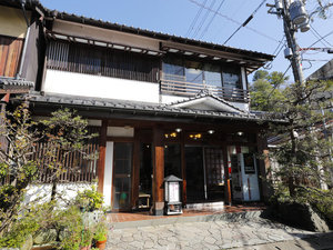 【新別館 鶴喜】 鶴喜は本館(食事処)より東に20メートル。お部屋はゆったりとした数奇屋風の造りです。