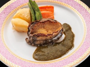 あわびステーキは肝ソースでお召し上がりください。