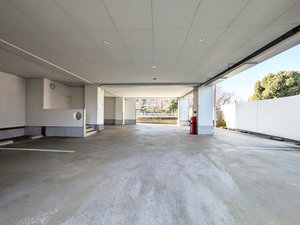 【敷地内駐車場】先着順でご案内しております。