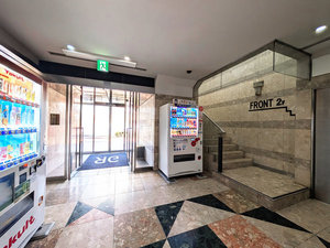 フロントは2階でございます。エレベーターか階段をご利用下さいませ☆