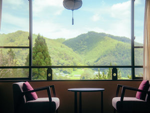 窓からは、四季折々に様々な表情を見せる昼神の景色がご覧いただけます。