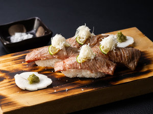 【信州牛握り】直火で炙った脂が口の中で甘くとろける瞬間に、虜になる人も多し!の逸品