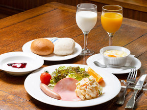 ・【朝食一例】ハム、ソーセージ、サラダ等を中心とした洋朝食