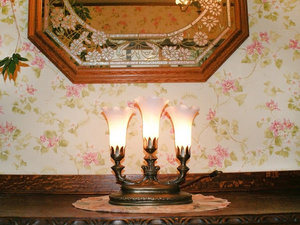 ・【メインダイニング】花柄の壁紙とフラワー型のテーブルランプが見事に調和しています