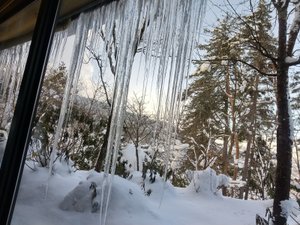 冬の高山は幻想的です!氷柱(つらら)は安全な場所のみ残しています。