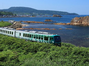 【リゾートしらかみ】車窓に広がる四季折々の景色をお楽しみください。