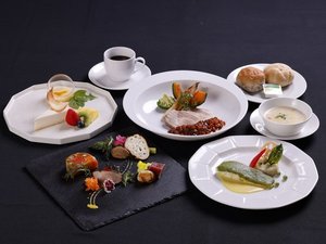 【ぴのんスタンダード】地元食材を使用した彩り豊かな創作料理をお楽しみください。