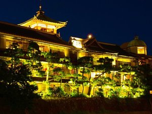 【東海館のライトアップ】昭和初期の建築様式をそのまま残す木造3階建。入館料200円/緑風園より徒歩7分