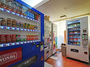 【1階自販機コーナー】アイス、カップめん、パン、お菓子、アルコール類などがございます